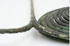 Foto von Bronzedoppelspiralnadel (NHMW-PRAE-035769)